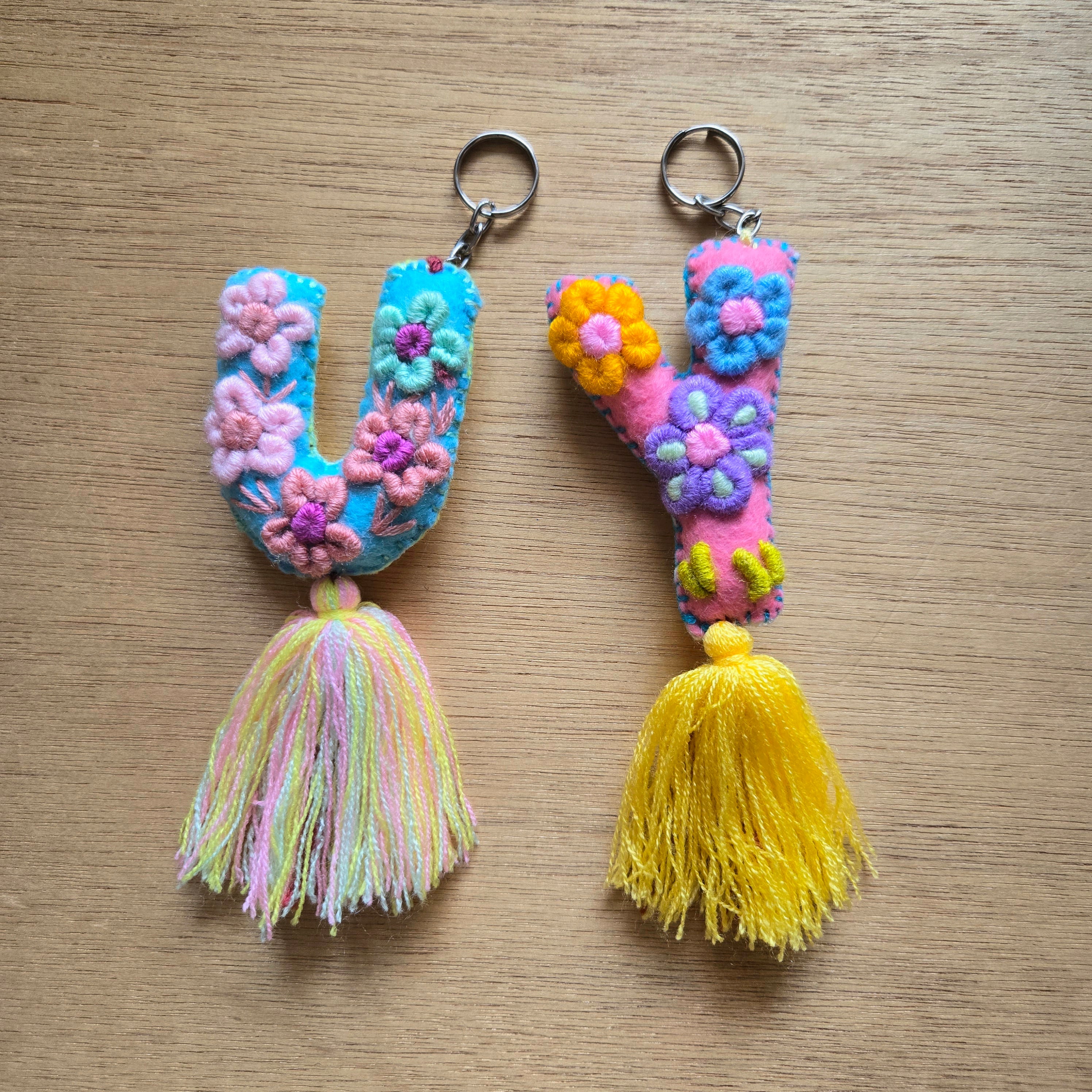メキシコ 手刺繍イニシャルキーホルダー | gururi