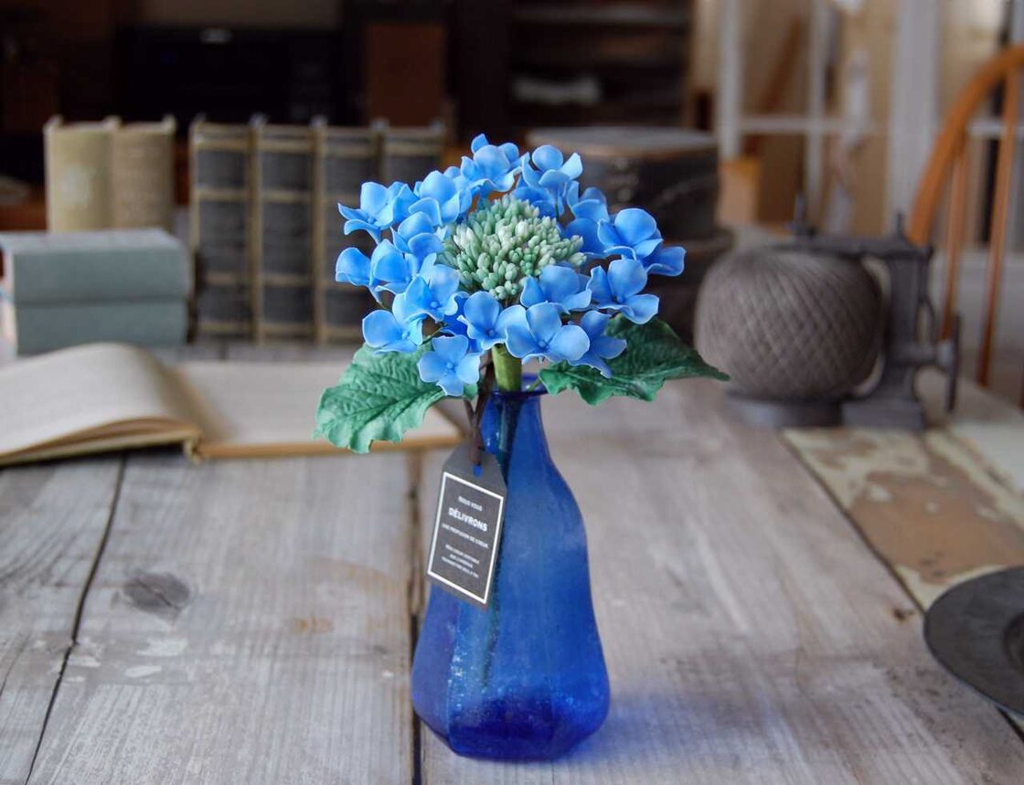 青い花装飾の陶器ボトル ◇粘土のお花◇ ガクアジサイをブルーボトル