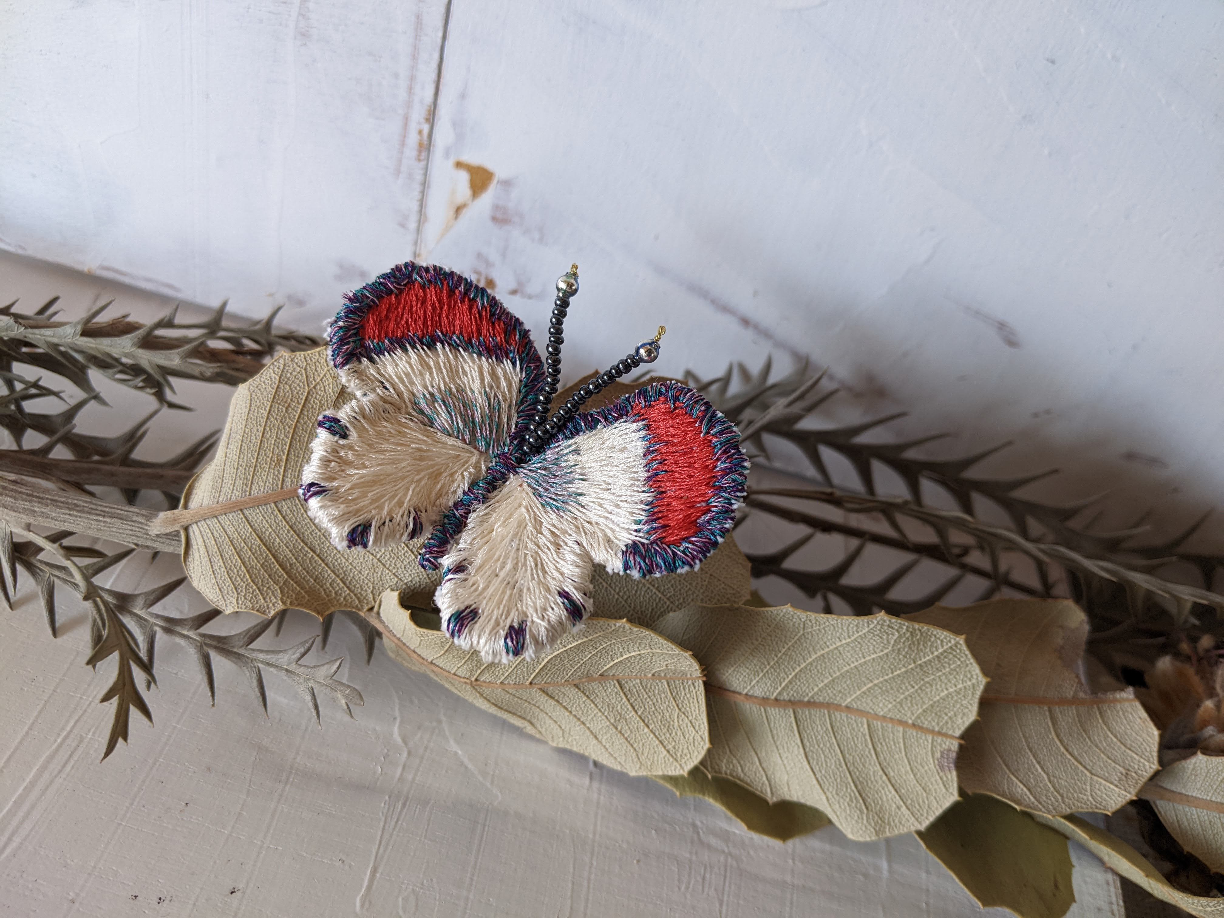 立体刺繍の蝶々ブローチ《ダナエツマアカシロチョウ》 | みるまに