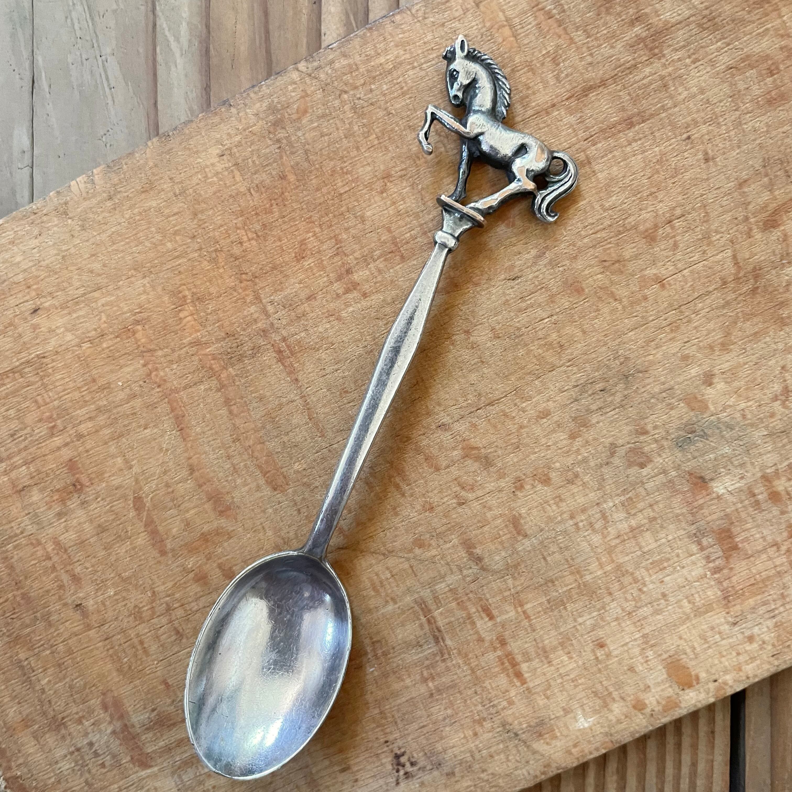 躍動感のある馬のティースプーン