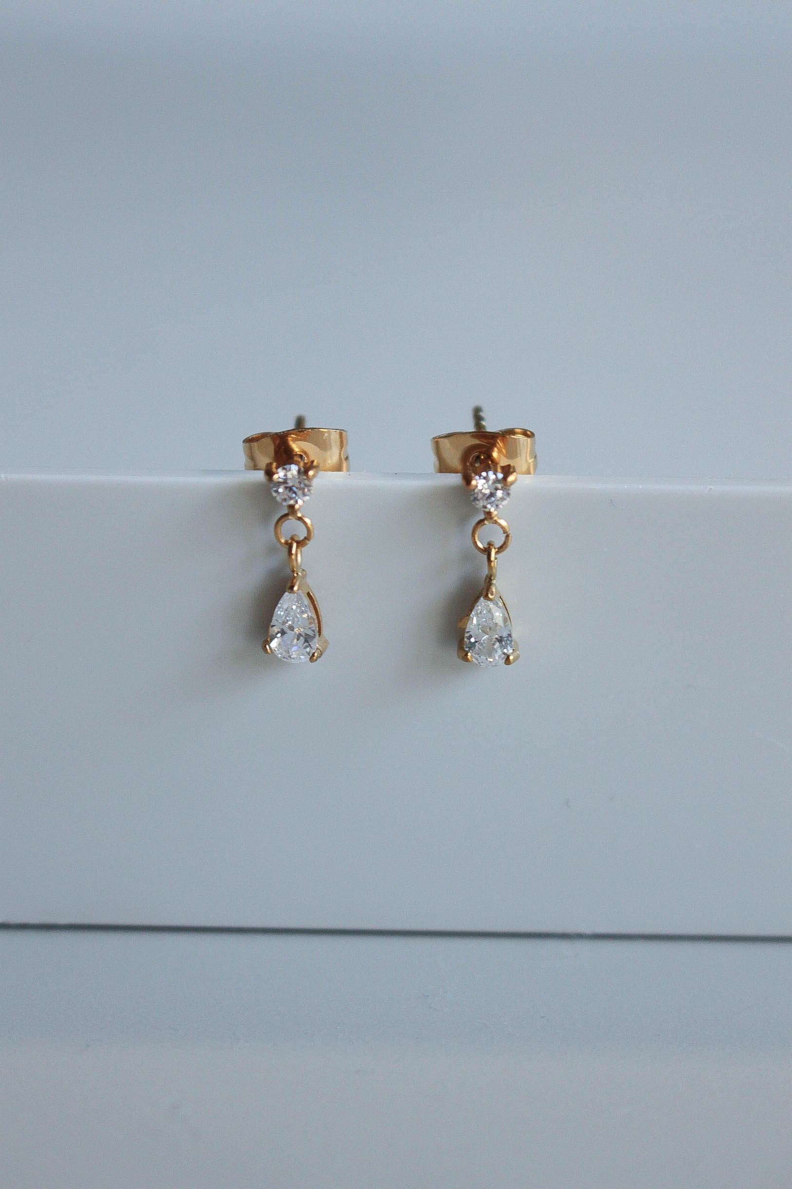 Drop Sway Zircon Pierce | 金属アレルギー対応のアクセサリー ebine