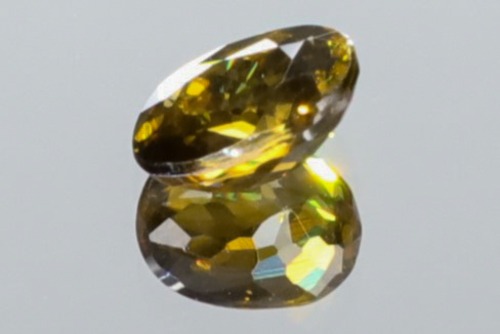 希少色 ラスター☆彡 VS ダークイエローグリーン 天然 スフェーン 天然石 ルース 0.69ct クッション 6 x 4.2mm  | マダガスカル産