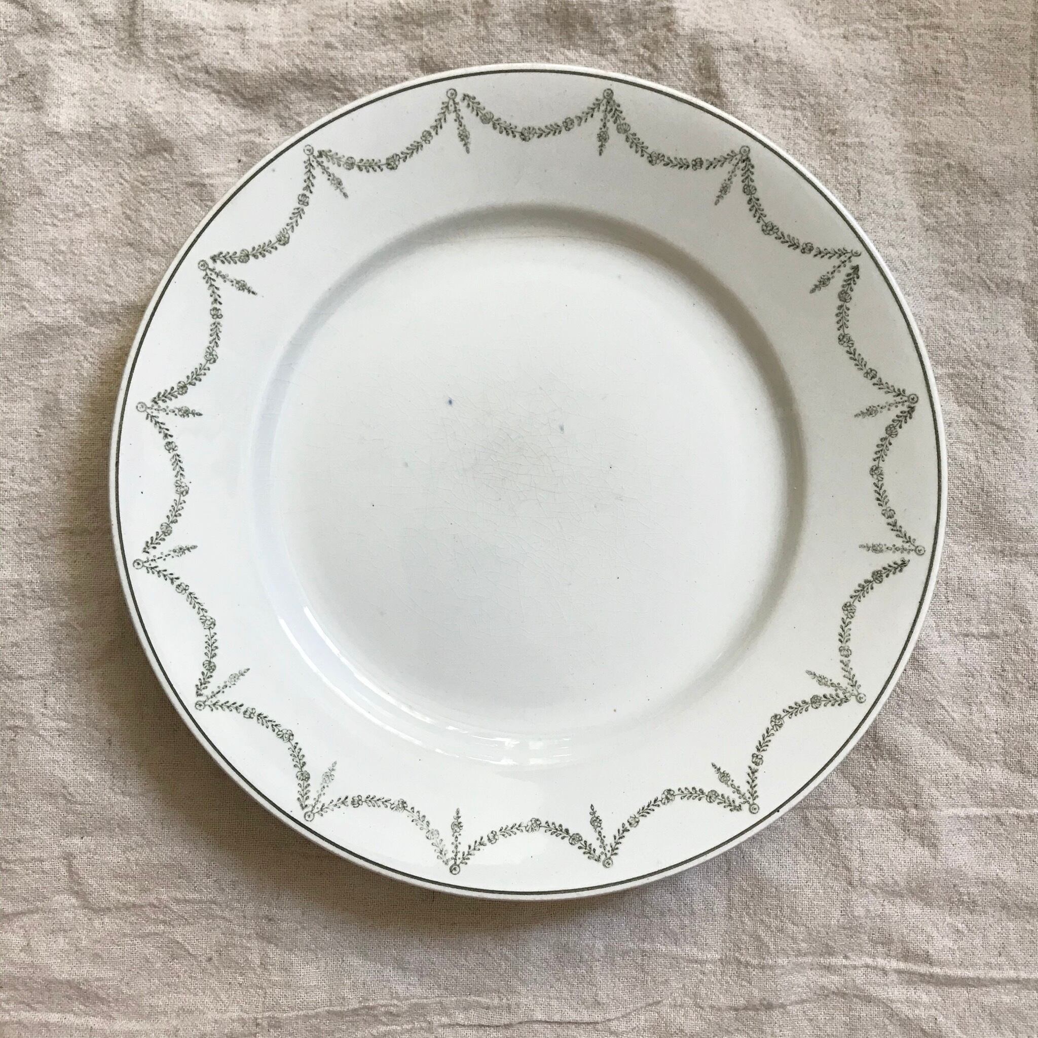 緑の植物模様のプレート