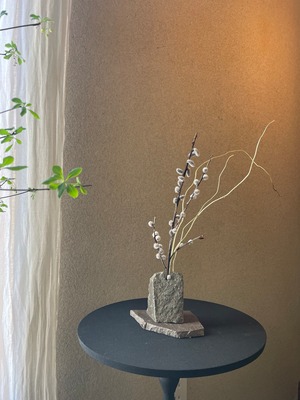 148 石の花器・石の敷台・枝ものセット