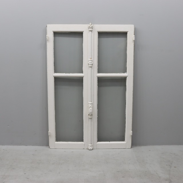 Vintage French Window  / シャビ―なグレモン錠の窓