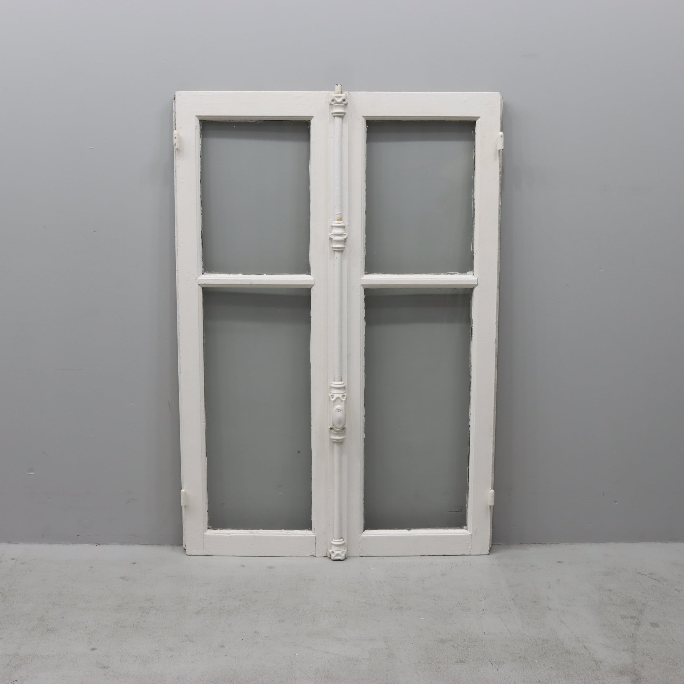 Vintage French Window / シャビ―なグレモン錠の窓