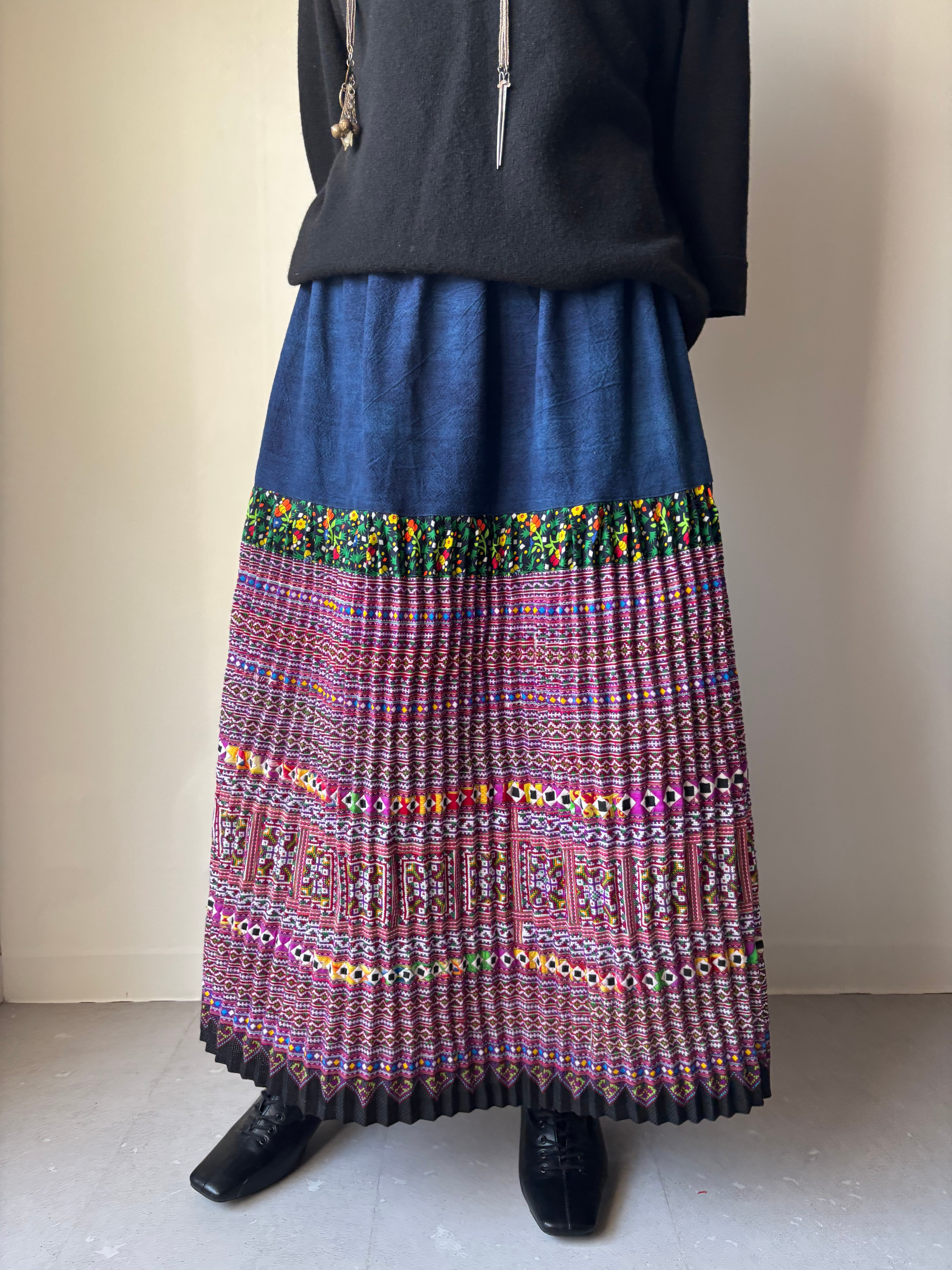 モン族スカート 069 ロング 花モン手刺繍 藍染布 | bami モン族