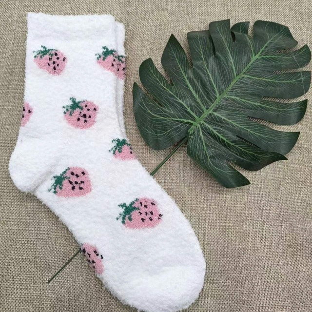 【予約商品】2024A/W22〜24cm いちご柄 もこもこ 靴下