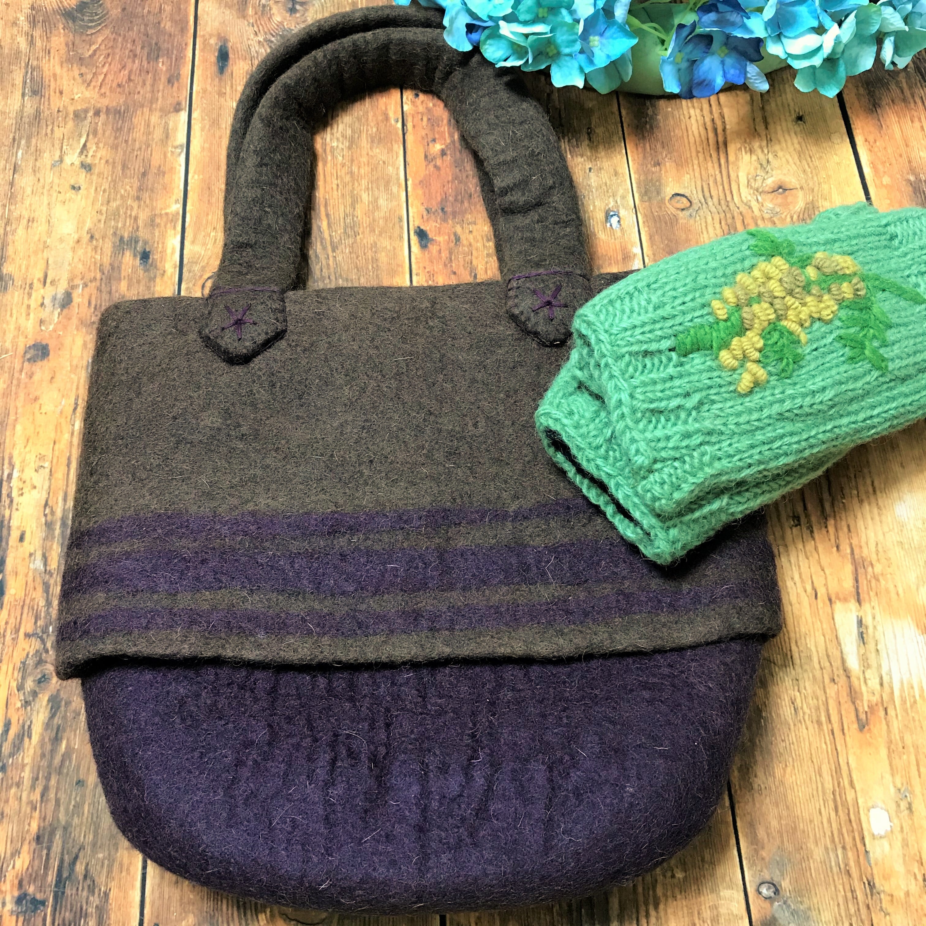 再入荷 ネパールから届くしっかり厚地のフェルトバッグ・ボーダー