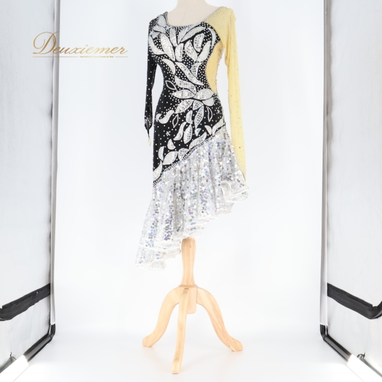 社交ダンス 衣装 ラテン ドレス ワンピース 黒 シルバー デモ 競技 ダンス パーティ 発表会 スパンコール シルバー系 ブラック系 華やか 光沢感 フロア映え エレガント 楽しむ 映える ダンス用 ステージ 衣装 女性用