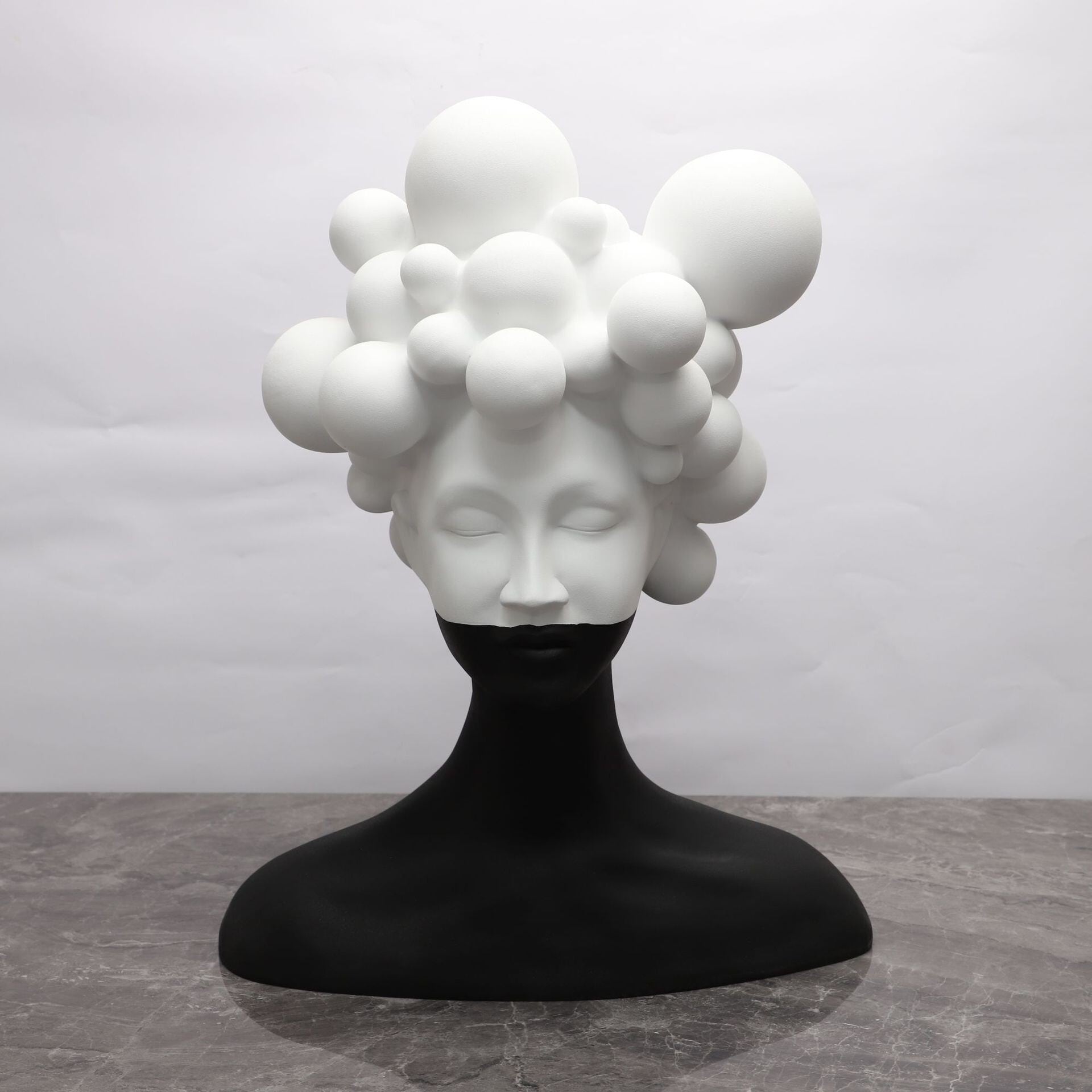 現代的でシンプルなアート人物彫刻の樹脂置物 創意的なモノクロの女性