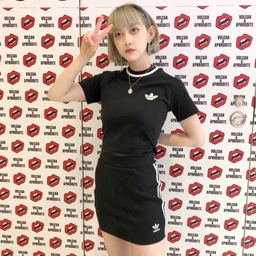 adidas クロップドtシャツ