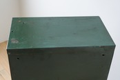 重厚なモスグリーンの鉄製キャビネット