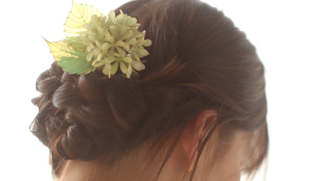 緑色の手毬花の髪飾り