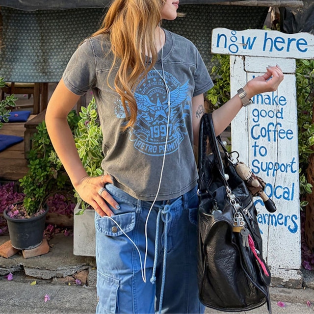 ウィングエンブレムグラフィックVネックTシャツ 2col R02249