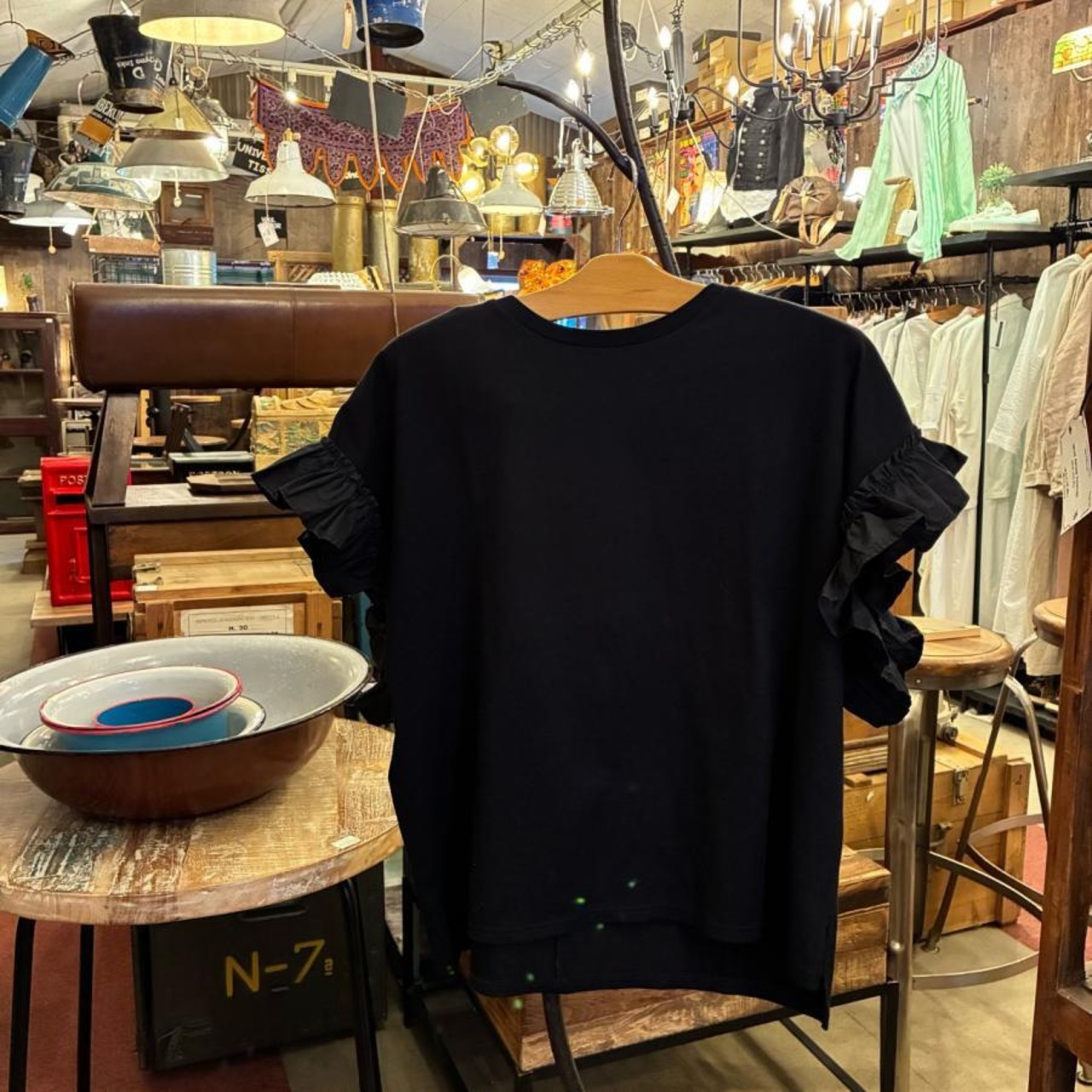 UNIVERSAL SEVEN　ユニヴァーサルセブン　クラシック天竺バイカラーフリルスリーブプルオーバー　クロ×クロ　Tシャツ　ブラウス　UNIVERSAL TISSU　半袖