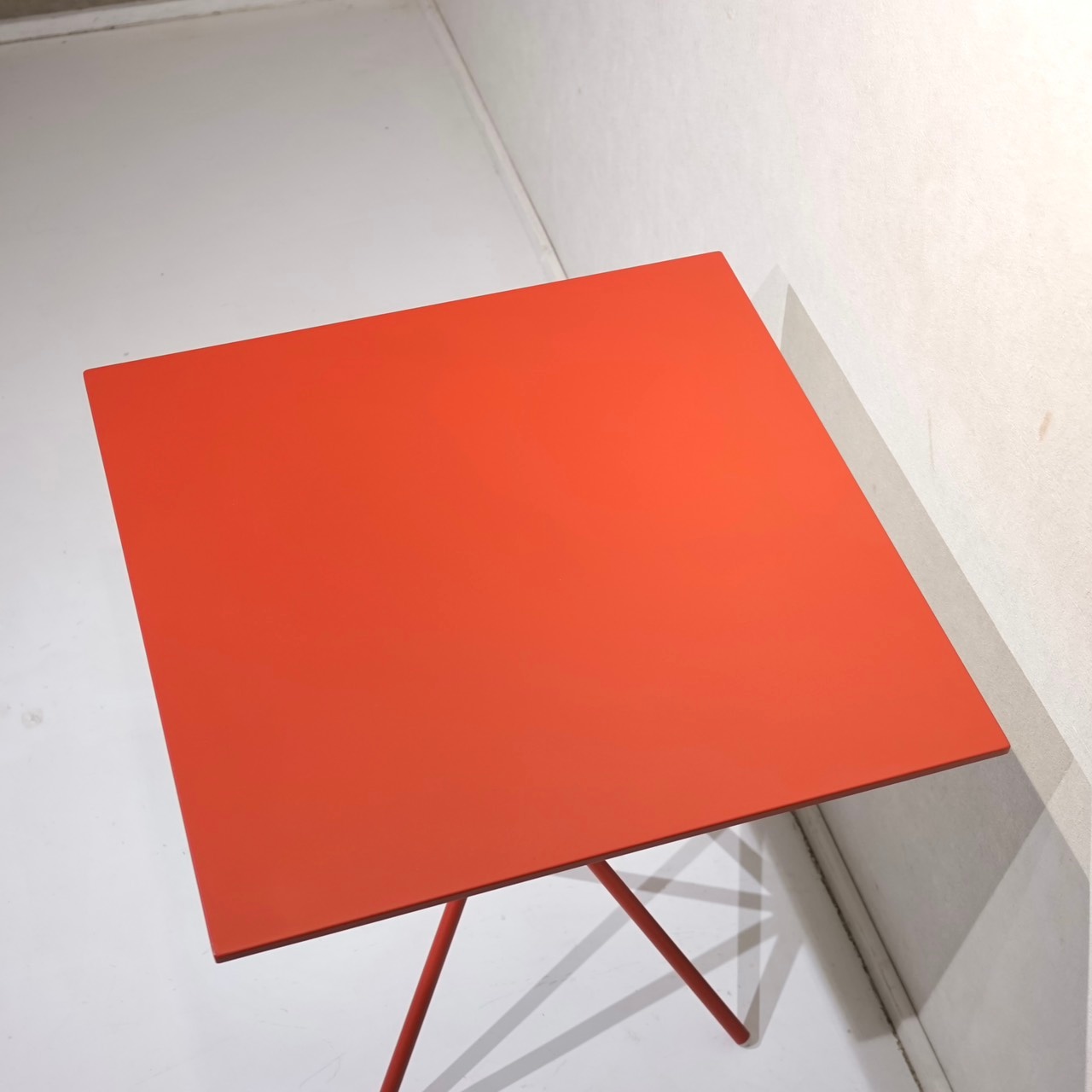 Pedrali ペドラリ NOLITA ノリタ ダイニングテーブル カフェテーブル コンパクト テーブル スクエア スチール天板 レッド モダン ミニマル インダストリアル