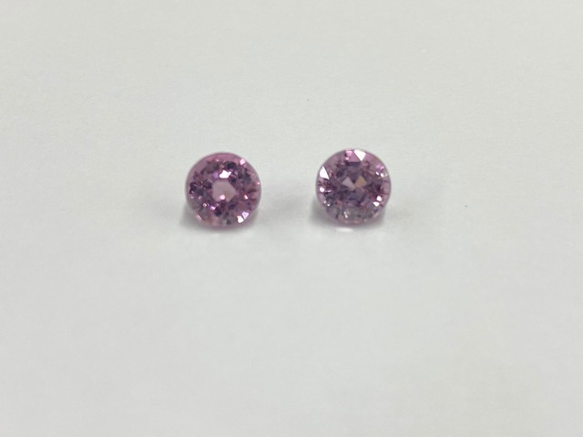 ピンクスピネル　イヤリング用ペア　0.71ct / 0.62ct