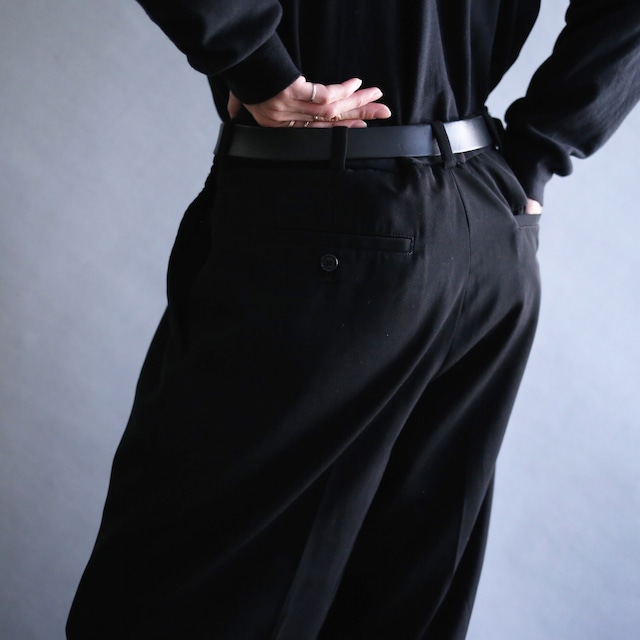 2-tuck tapered silhouette black wide slacks