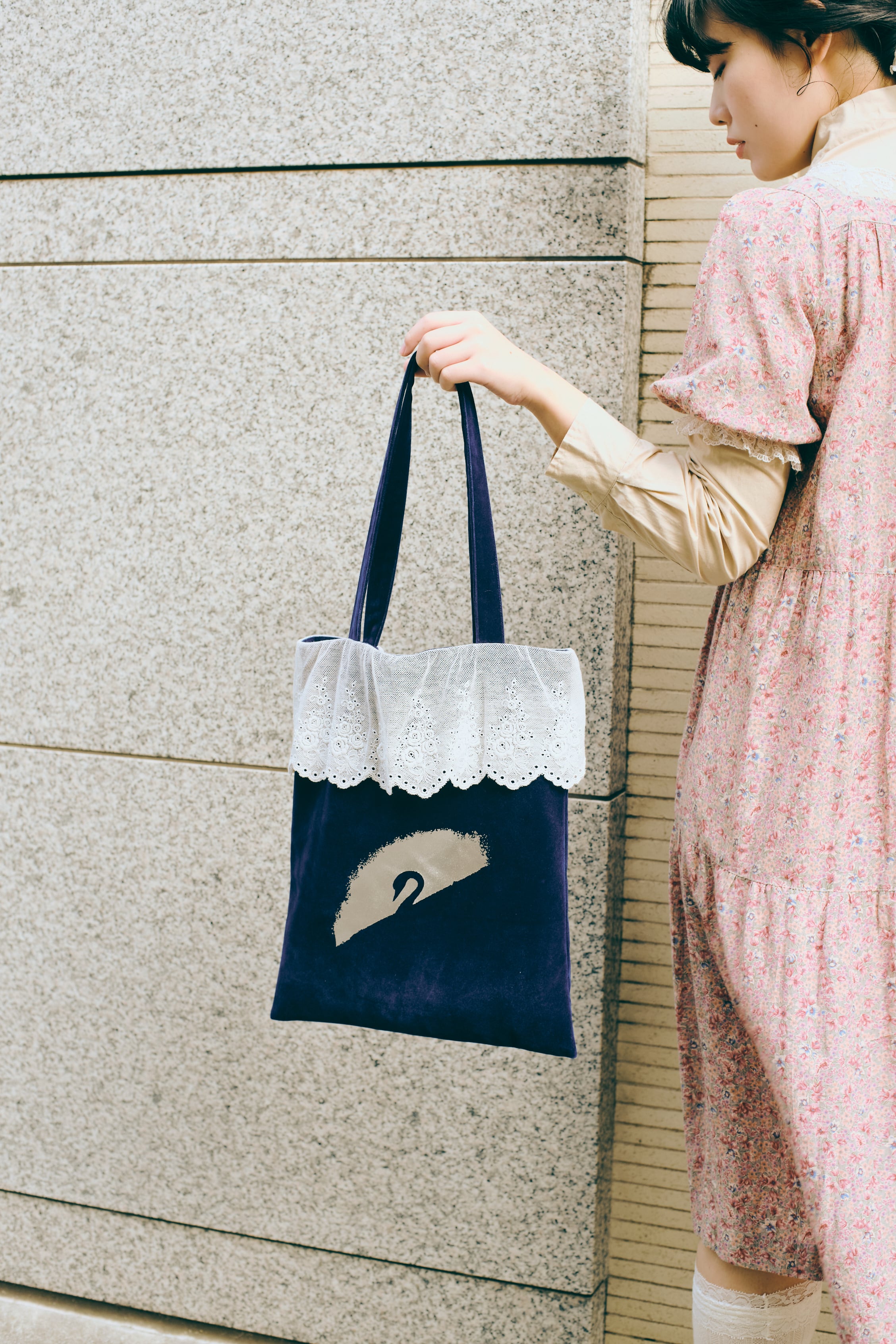 やすらぎソファの白鳥トートバッグ | ONLY CHILD