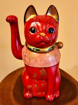 帝国ホテルプラザ東京「花道」記念　限定招き猫　大正猫　(赤・中) 「良くなるよくなる・無敵」