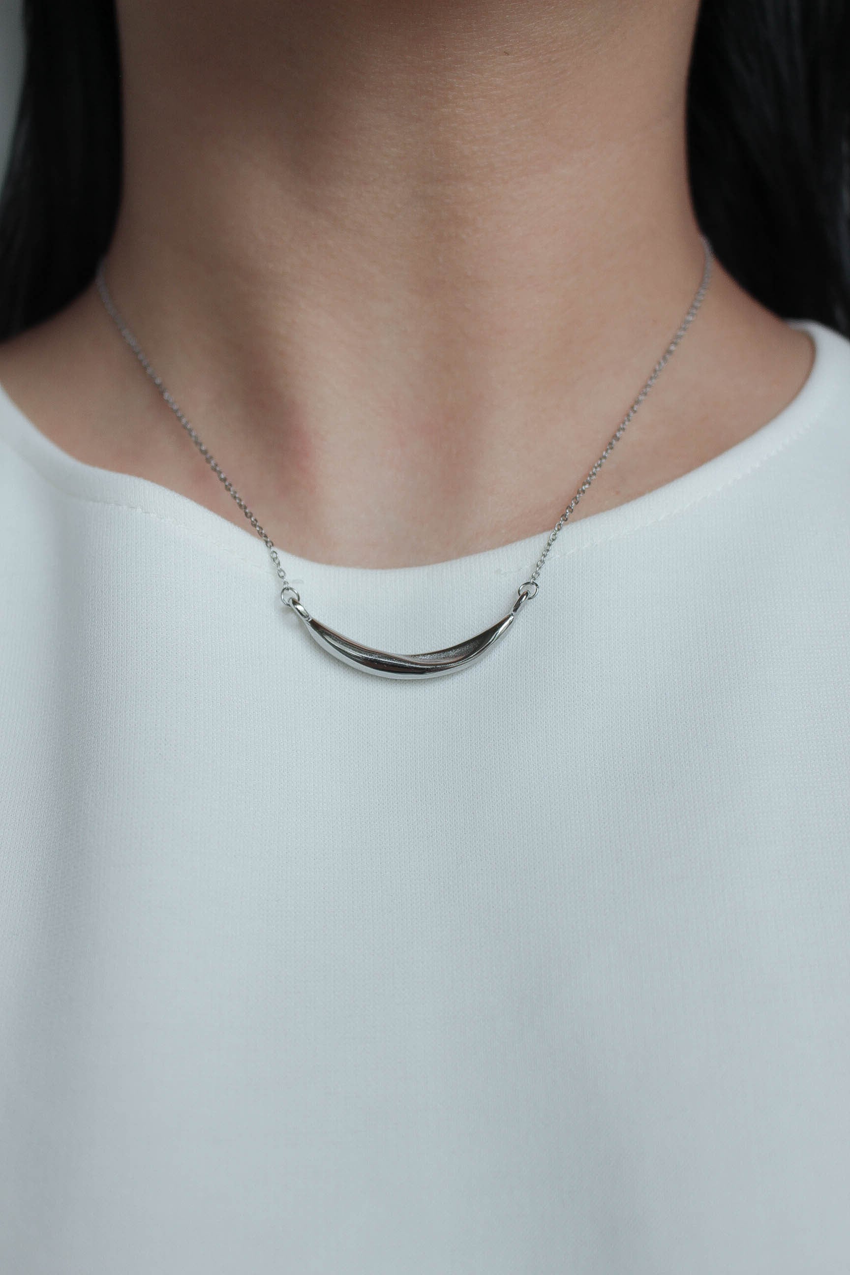Crescent Bar Necklace | ebine(エビネ)|金属アレルギー対応アクセサリー