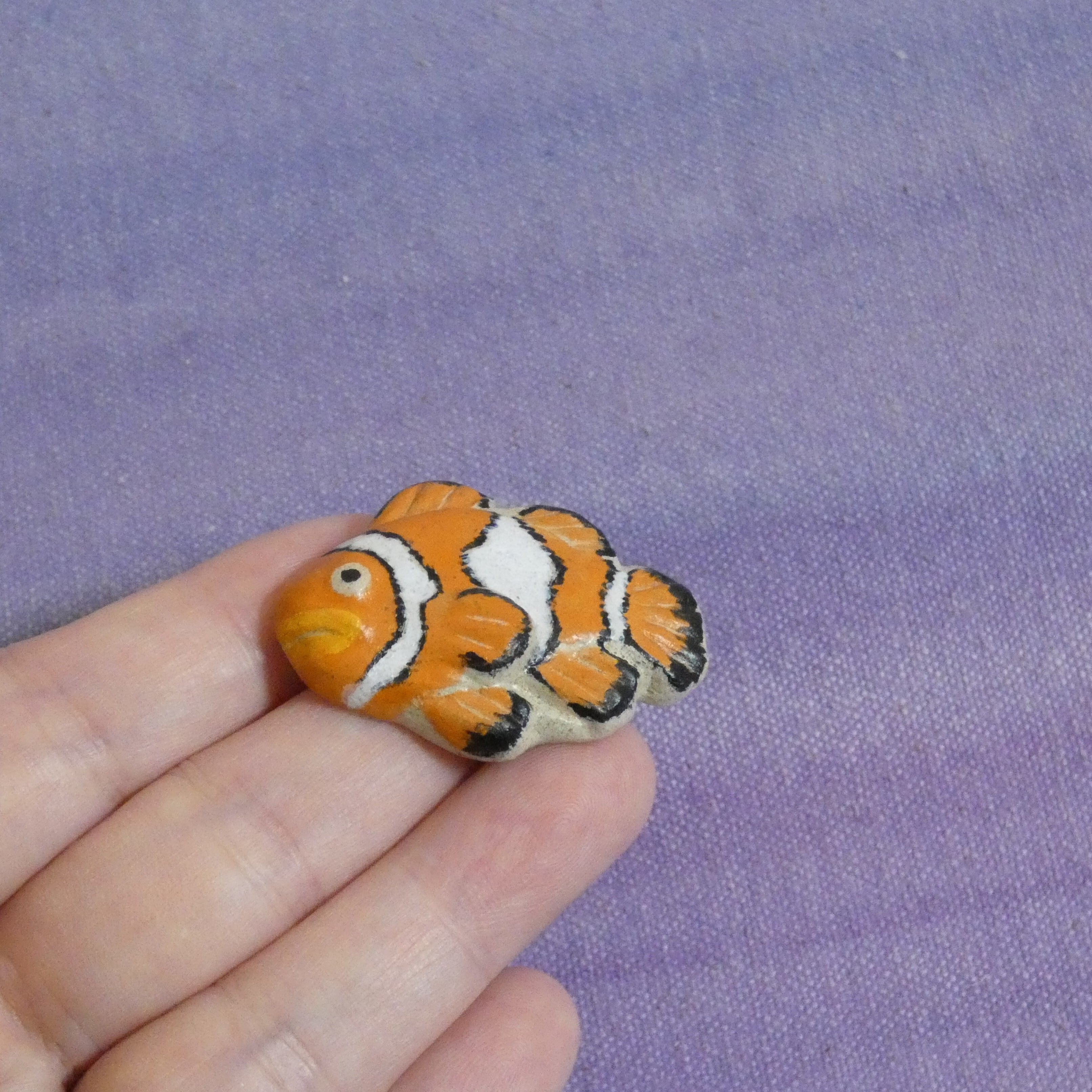 カクレクマノミ 帯留め ブローチ 陶土 かくれくまのみ 魚 熱帯魚 帯留
