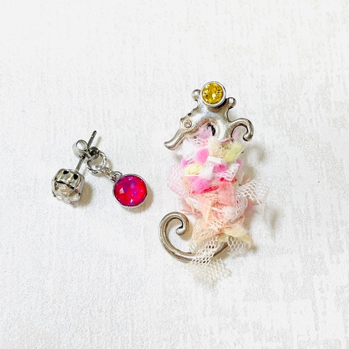 アシンメトリーピアス　おしゃれタツノオトシゴ_ ピンク