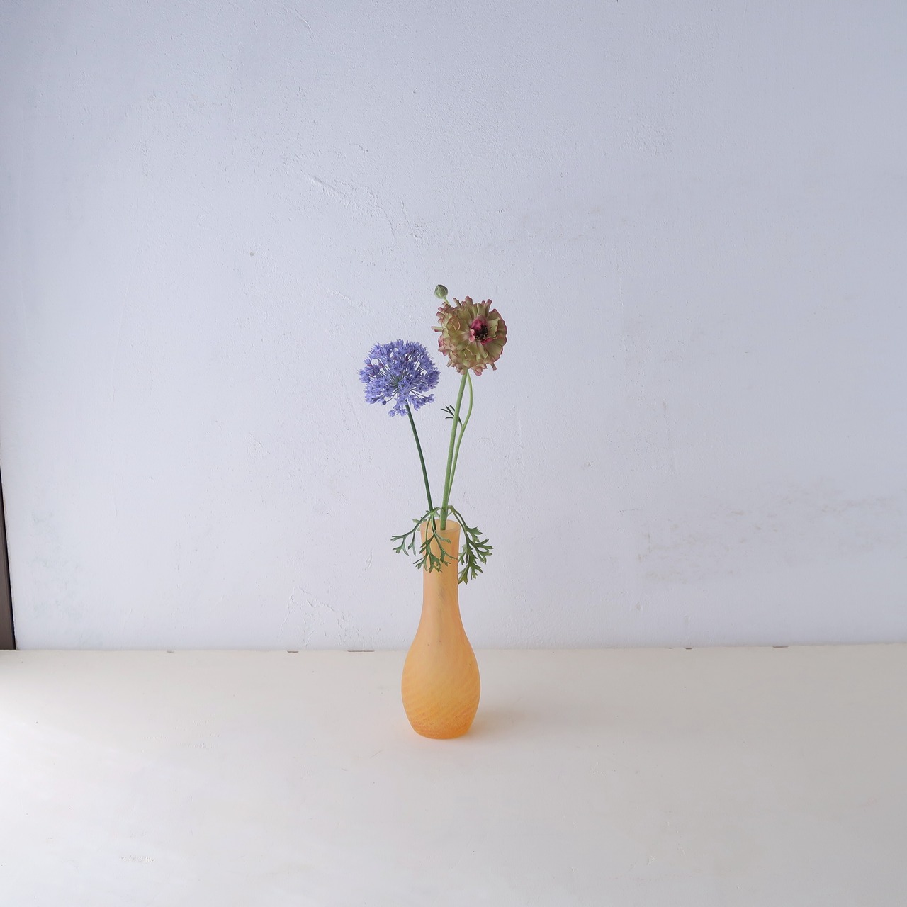 橙色の一輪挿し