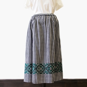 BE NOT INHOSPITABLE ／ EMBROIDERY EASY SKIRT（CHECK）