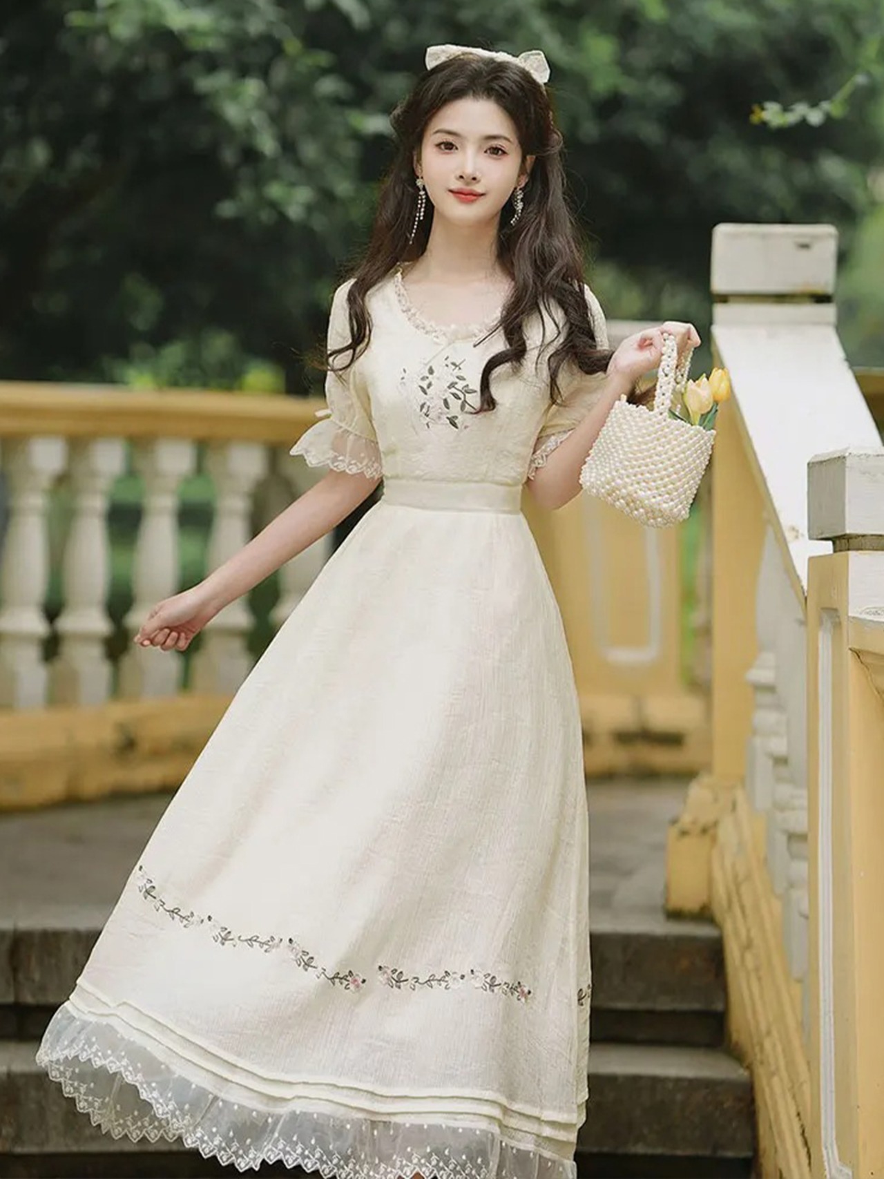 【0016】White Lace Flower Embroidery Short Sleeve Dress