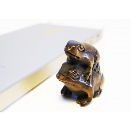 己山銘 木彫 草履に蛙一対根付 木箱付 根付 根付 柘植 草履に蛙 黄楊