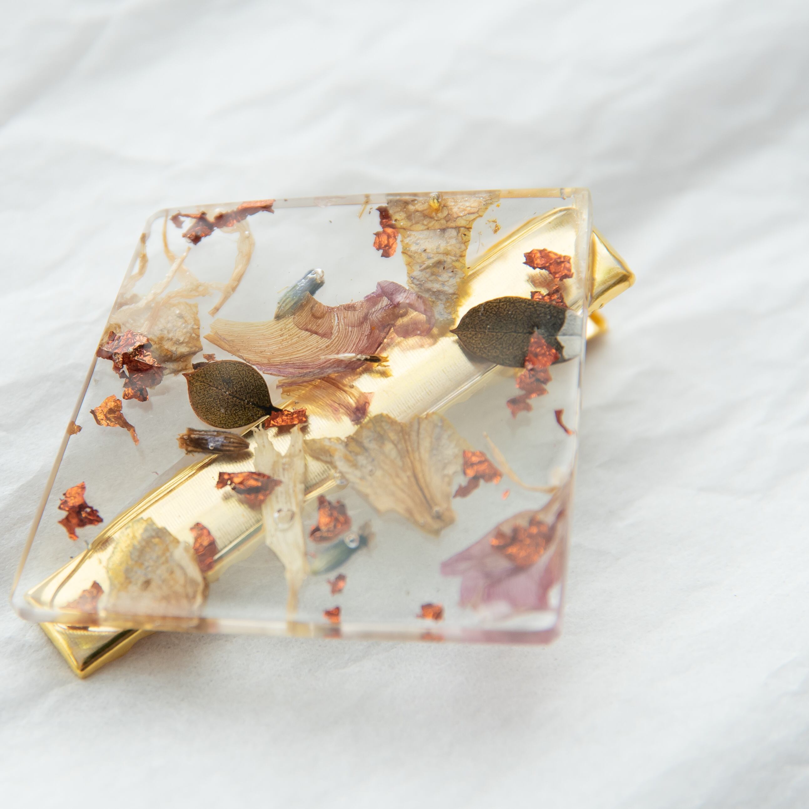 一点もの ドライフラワーモチーフのヘアクリップ Mサイズ 縦5cm 幅6cm ハンドメイドヘアアクセサリー Soie For Hair Loufreasy Gorogoro Gallery 全身保湿プロダクト Soie スワ By Loufreasy ラフリジー