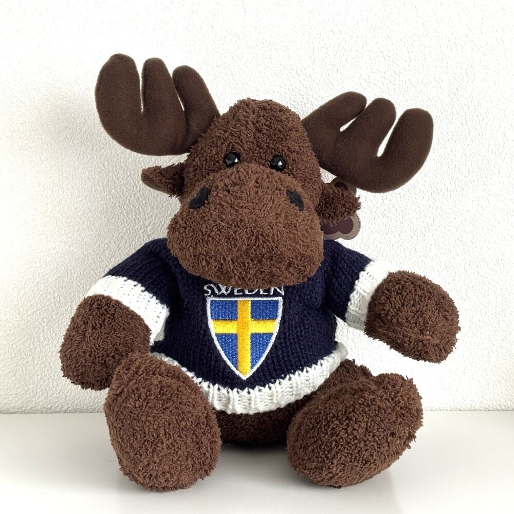 NORDIC SOUVENIR】ムースぬいぐるみ19cm・スウェーデンロゴセーター
