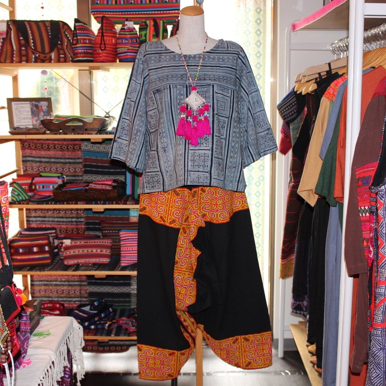 モン族刺繍サルエルパンツ[C] | タイの民族刺繍雑貨・衣料スアイチャイ