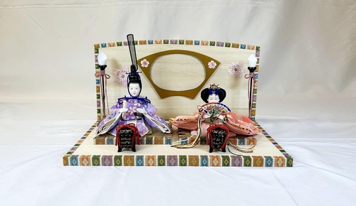 K-37-B 桐 木材 平台・衝立 写真入れ付き 桜刺繍 B 豆親王C 親王飾りセット 親王飾り　雛人形　ひな人形　初節句　ひな祭り　桃の節句　小さなお雛様　コンパクト　お雛様　海外へのお土産　お祝い　誕生祝い　プレゼント　日本伝統　日本文化　日本土産　伝統工芸