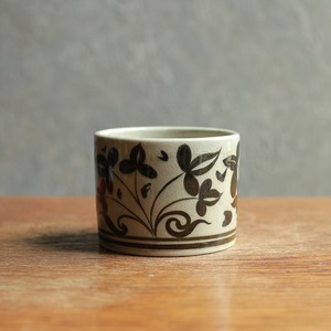 模様が美しい、セラドン焼きのカップ