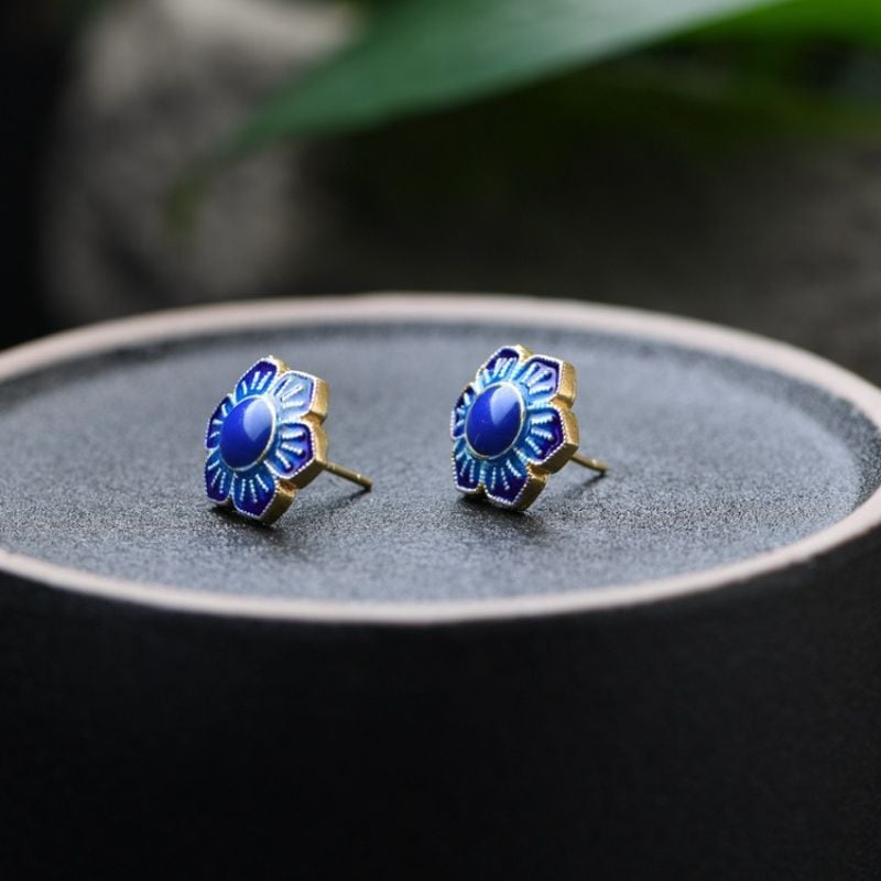 七宝焼の花ピアス - 伝統美と現代的なエレガンスが見事に融合 P152 | Vary