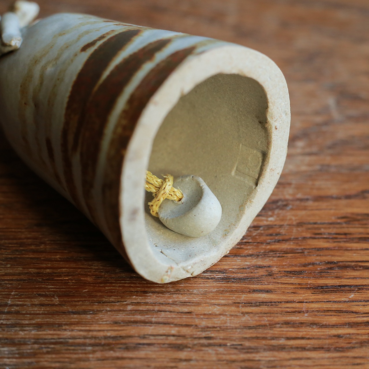 女性が優しく微笑む、陶器の呼び鈴 2