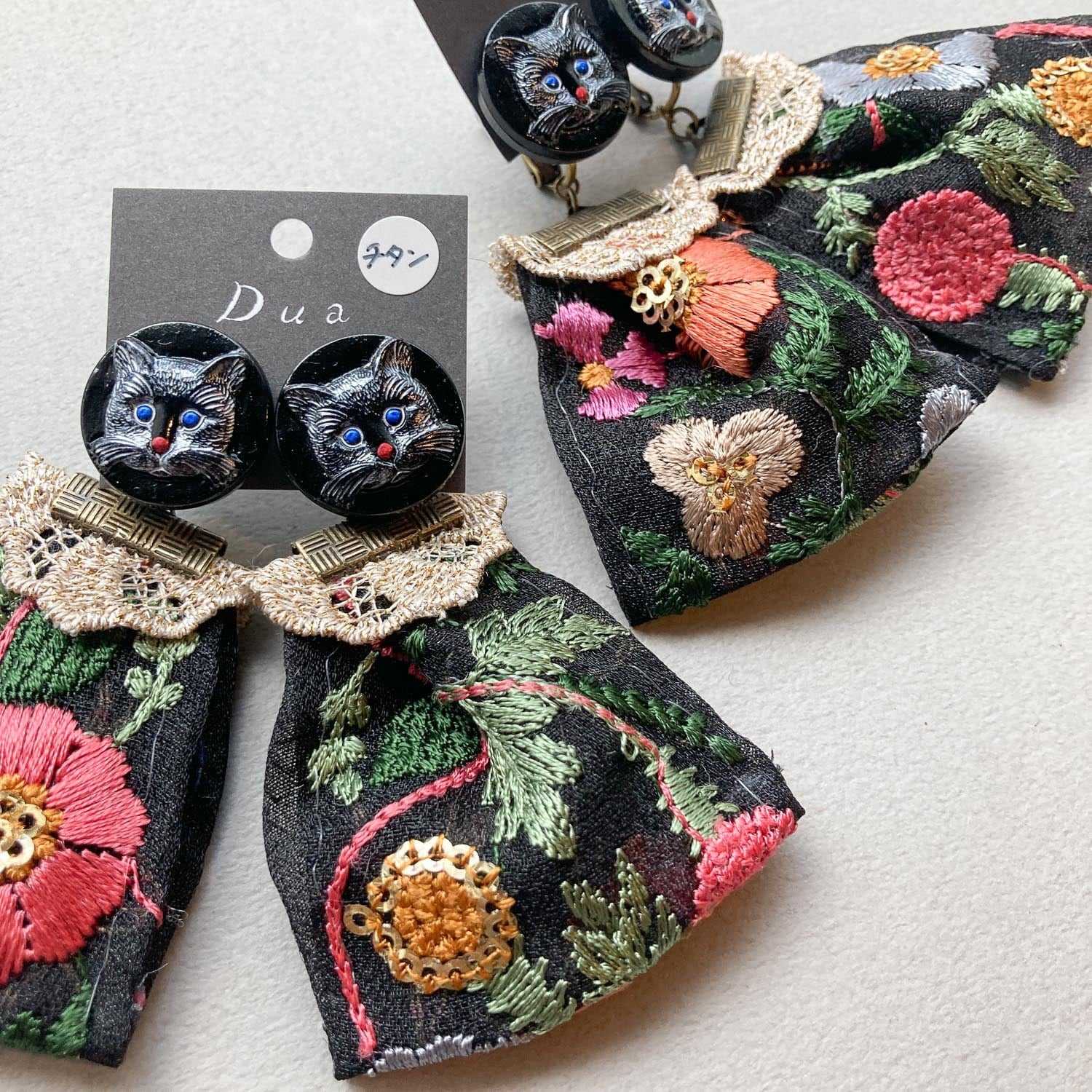 チェコ猫カボションと刺繍リボンの〈ピアス/イヤリング〉 | Dua