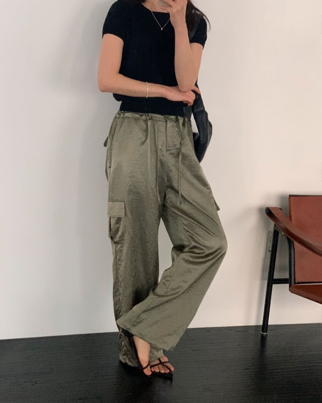 サテンカーゴパンツ