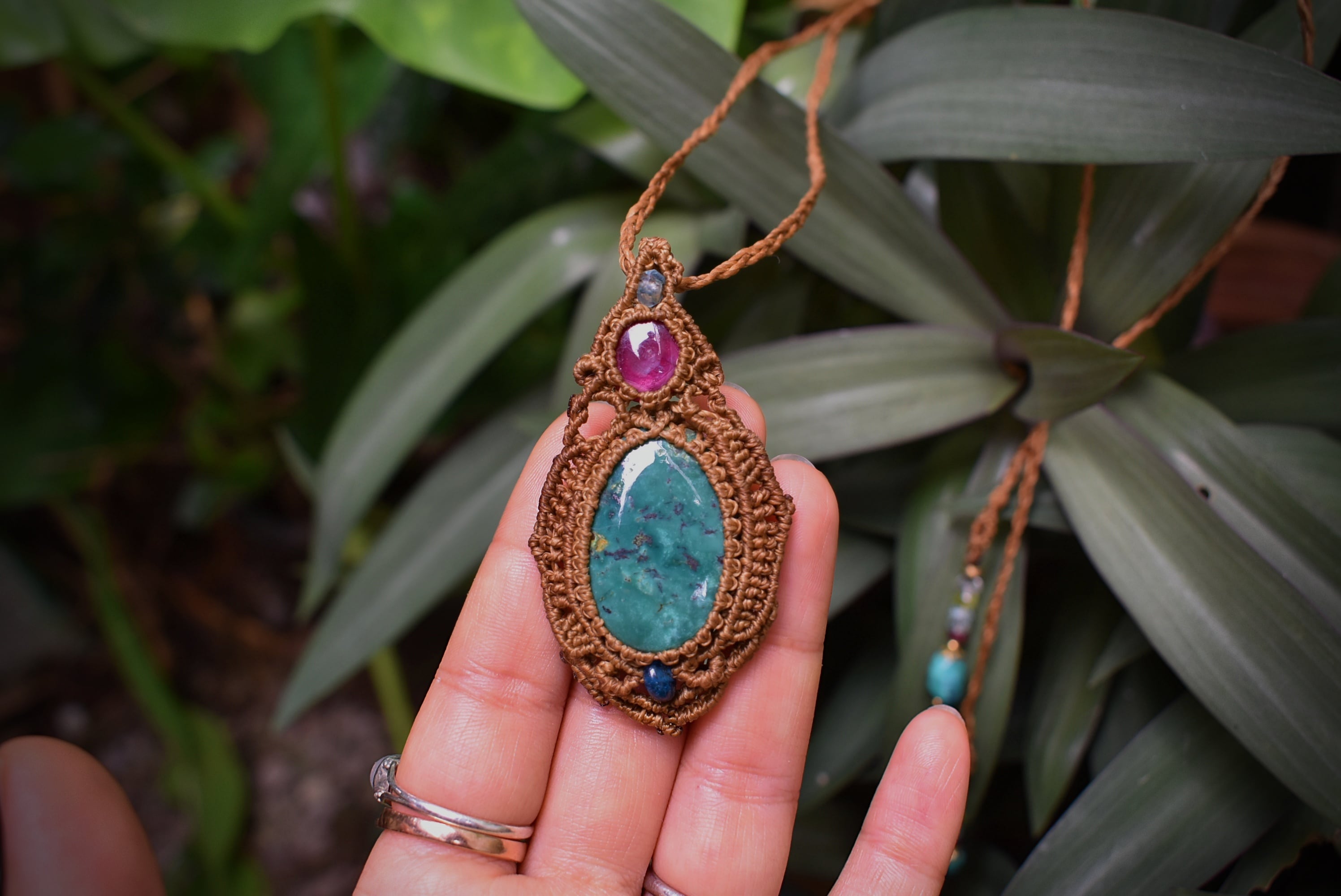 憧れルビーとターコイズの出逢い★アンティーク仕立て★マクラメペンダントtur002