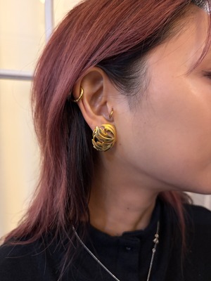 Givenchy/ vintage leaf gold earring.(o)