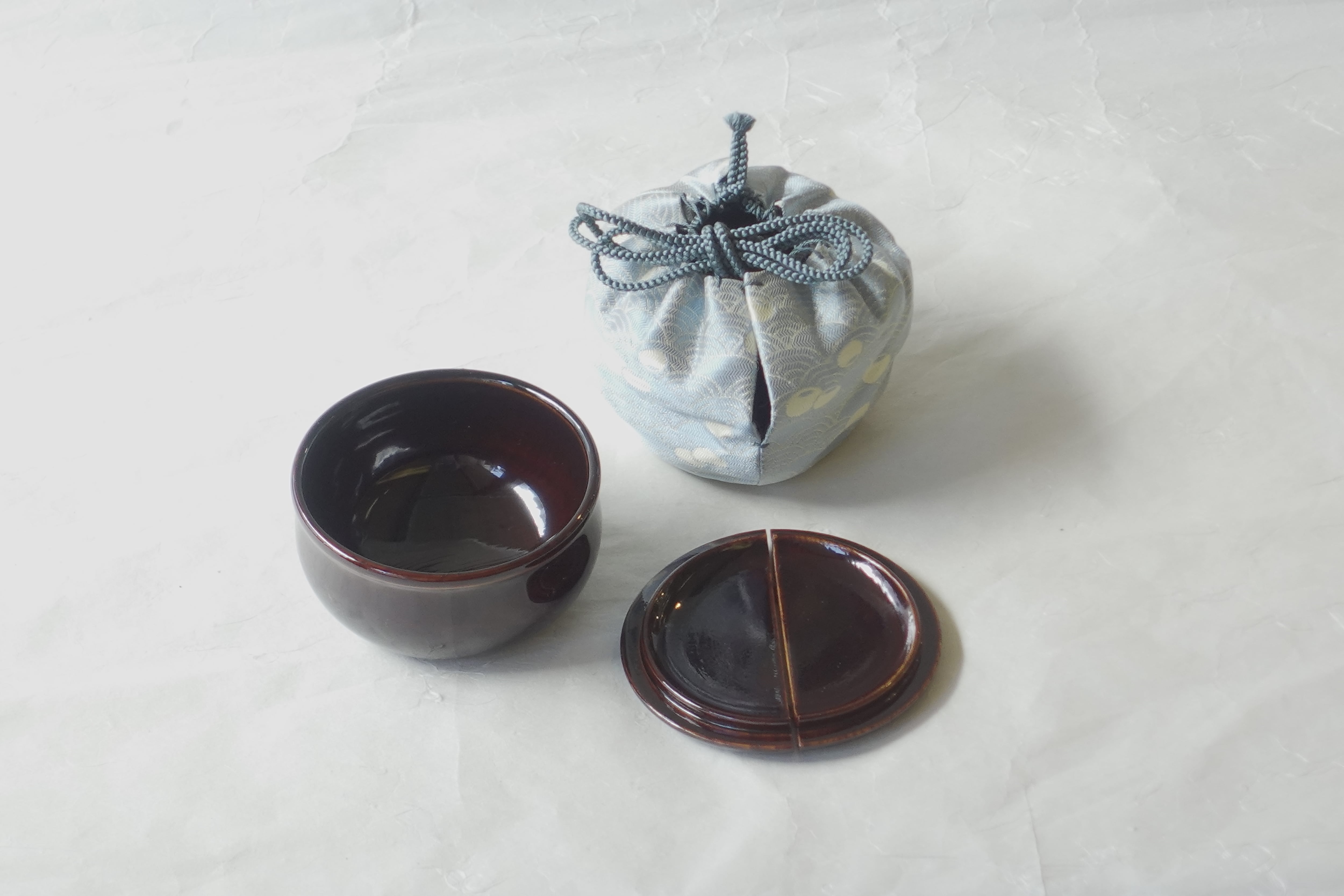 【未使用品】老松割蓋茶器 覚々斎好み 仕覆付き 表千家 日本製 木製 覚々斎好写 老松茶器 つぼつぼ青海波 上仕服付
