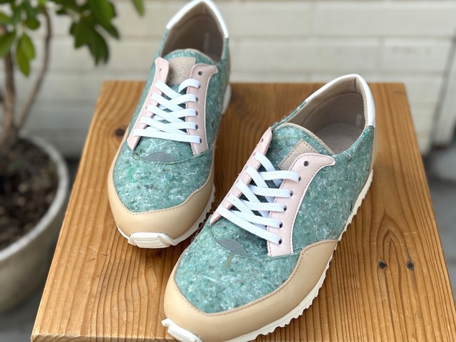 再生繊維フェルト×レザー　サステナブルスニーカー　グリーン×ベージュ