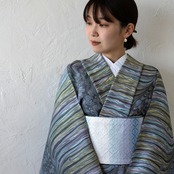 ｢ハチドリの羽と夜のワルツ」ゆらぎ柄×ピーコック柄×ドット〜洗えるきもの（シルジェリー）〜