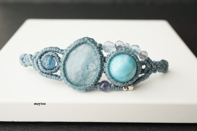 アクアマリン＆ラリマーのマクラメブレスレット ＜さざ波＞