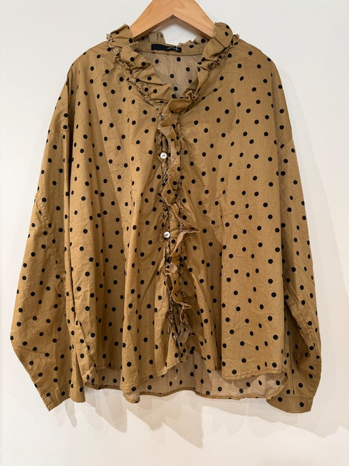vent blanc ／ランダムポルカドットフリルシャツ　　　キャメル