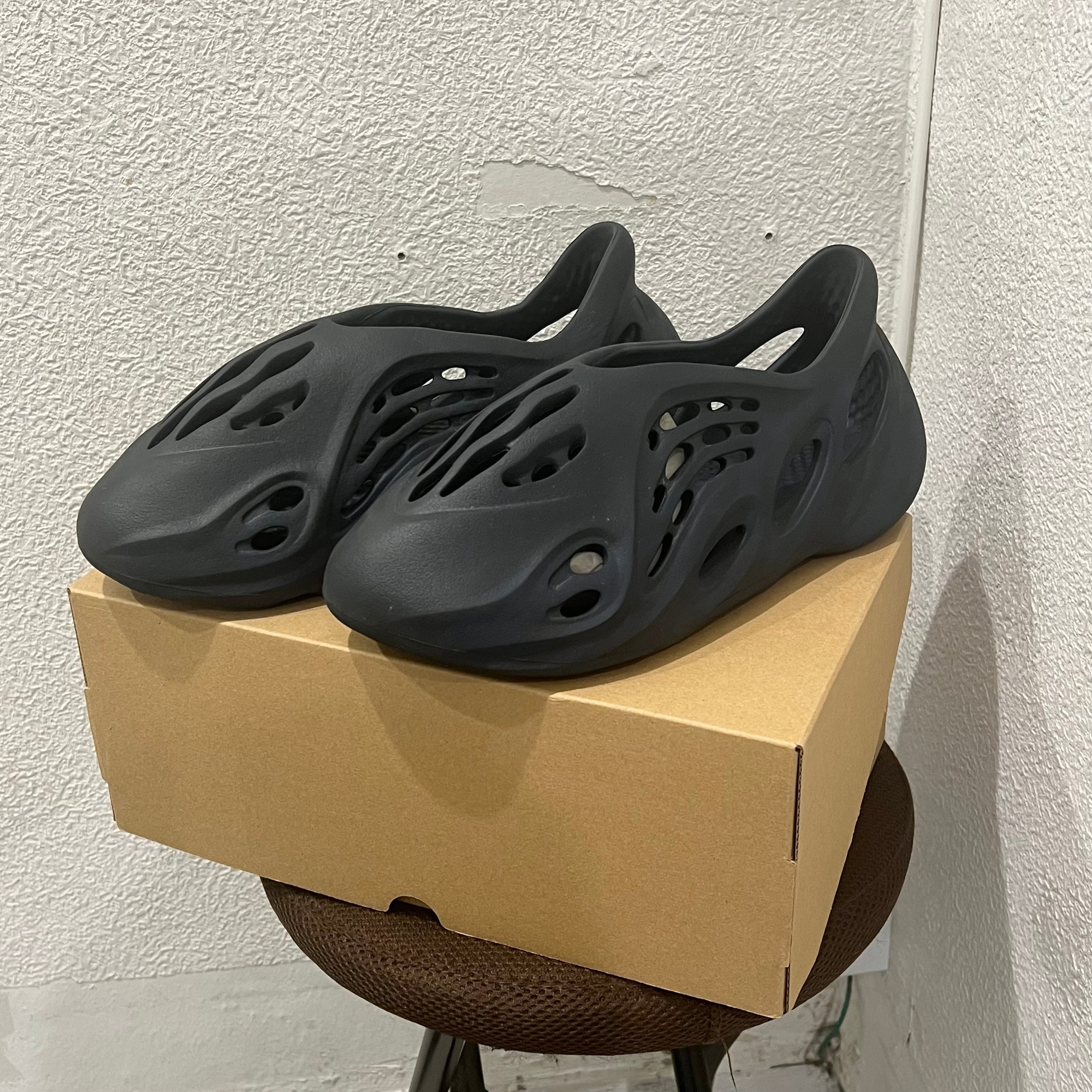 adidas YEEZY　アディダス　イージー　イージーフォームランナー　SIZE　27.5.GV7903 【表参道t】 | ブランド古着Brooch  powered by BASE