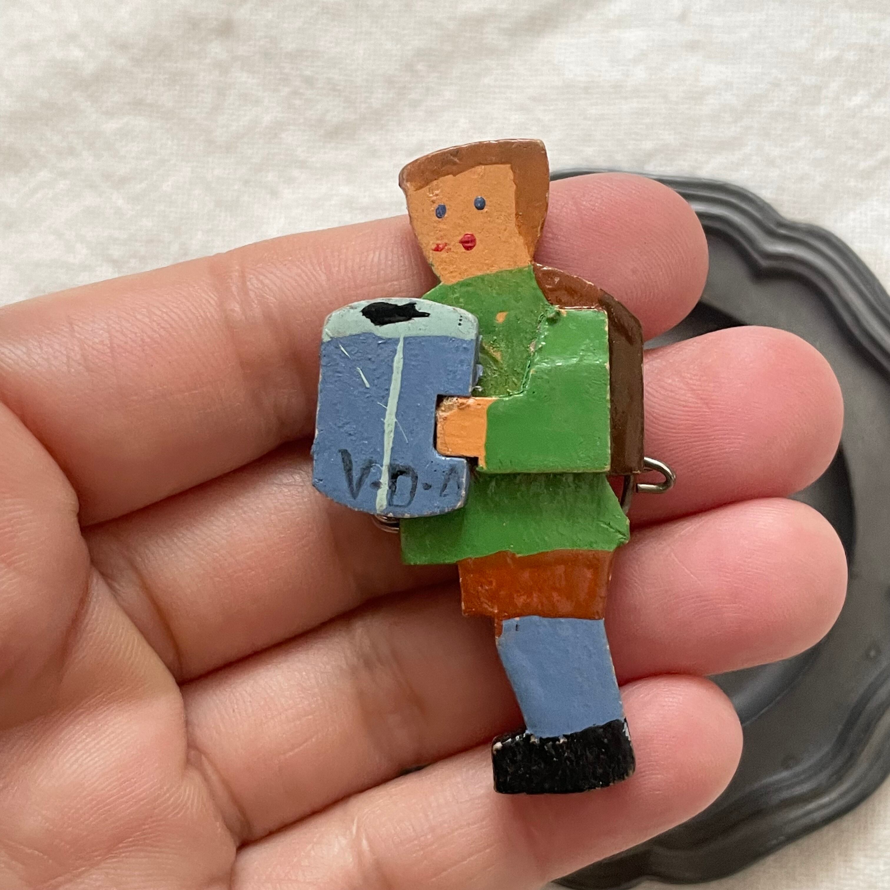 木製の人ブローチ2